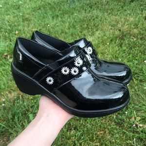 Spring step size 6.5 patent leather clogs